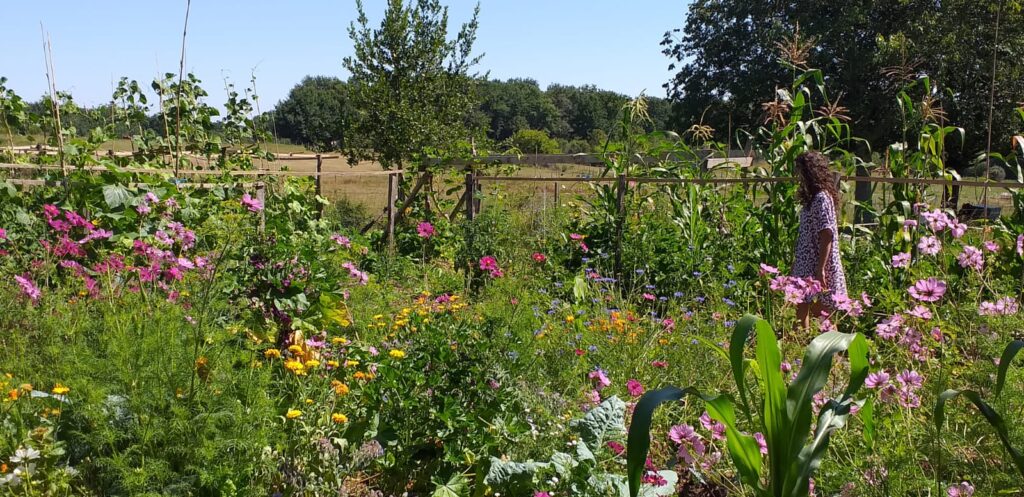 Jeune femme dans un jardin naturel fleurie